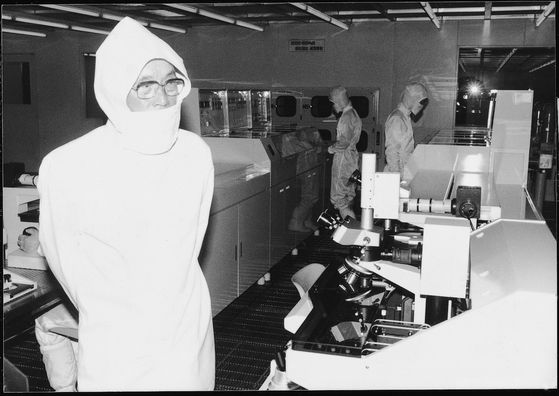 이병철 삼성그룹 회장이 1984년 반도체 생산 라인을 돌아보고 있는 모습./사진=삼성전자