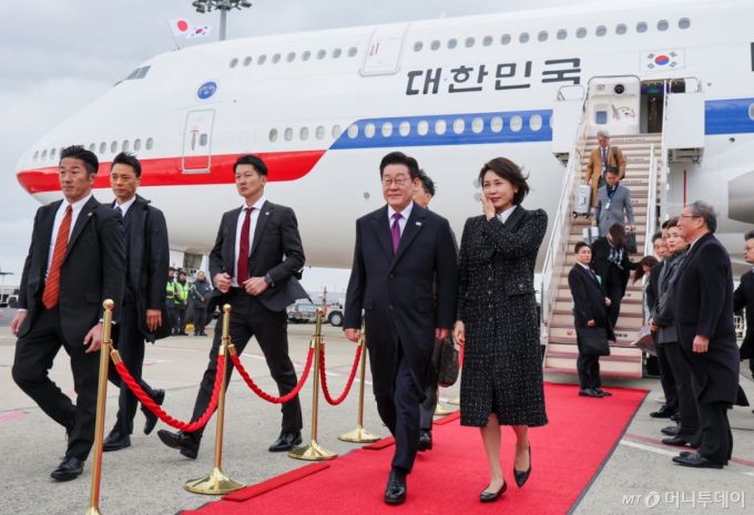 (오사카(일본)=뉴스1) 이재명 기자 = 일본 순방 일정에 나선 이재명 대통령과 김혜경 여사가 13일 오사카 간사이 국제공항에 도착한 공군1호기에서 내려 이동하고 있다. 2026.1.13/뉴스1  Copyright (C) 뉴스1. All rights reserved. 무단 전재 및 재배포,  AI학습 이용 금지. /사진=(오사카(일본)=뉴스1) 이재명 기자