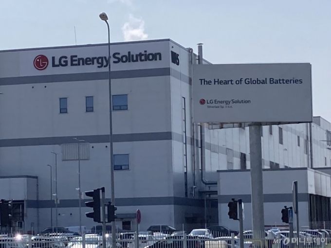 LG에너지솔루션 브로츠와프 공장에 적힌 "The Heart of Global Batteries" 문구. /사진=최경민