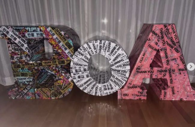 가수 보아가 25년간 함께 한 SM엔터테인먼트와의 이별을 알리며 공개한 사진이 화제다. /사진=보아 SNS