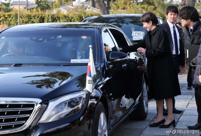 (나라(일본)=뉴스1) 이재명 기자 = 다카이치 사나에 일본 총리가 14일 일본 나라현 호류지(법륭사)에서 열린 한일 친교 행사를 마친 뒤 떠나는 이재명 대통령에게 인사하고 있다. 2026.1.14/뉴스1  Copyright (C) 뉴스1. All rights reserved. 무단 전재 및 재배포,  AI학습 이용 금지. /사진=(나라(일본)=뉴스1) 이재명 기자