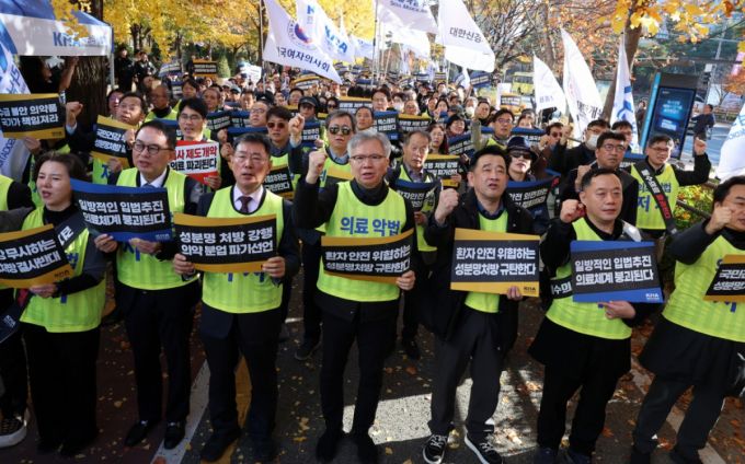 김택우 대한의사협회 회장 및 참석자들이 지난해 11월16일 오후 서울 여의도 국회 앞에서 열린 국민건강수호 및 의료악법저지를 위한 전국의사 대표자 궐기대회에서 구호를 외치고 있다. /사진=뉴시스