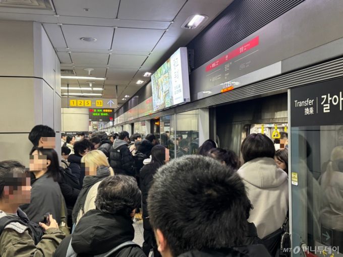 14일 오전 서울 영등포구 9호선 당산역에 도착한 급행열차에서 시민들이 내리는 모습./사진=최문혁 기자.