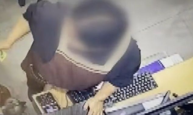 식당 직원이 근무 첫날부터 가게 현금을 반복적으로 빼돌리는 모습이 포착됐다./사진=JTBC '사건반장'