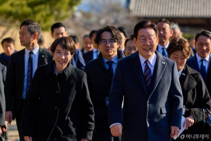 (나라(일본)=뉴스1) 이재명 기자 = 이재명 대통령과 다카이치 사나에 일본 총리가 14일 일본 나라현의 대표 문화유적지인 호류지를 둘러보고 있다. (공동취재) 2026.1.14/뉴스1  Copyright (C) 뉴스1. All rights reserved. 무단 전재 및 재배포,  AI학습 이용 금지. /사진=(나라(일본)=뉴스1) 이재명 기자