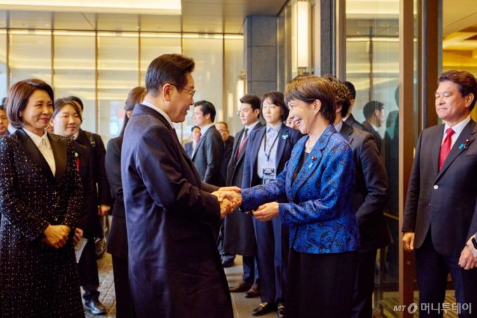 [나라=뉴시스] 고범준 기자 = 이재명 대통령이 13일(현지 시간) 한일 정상회담이 열리는 일본 나라현 회담장에 도착해 영접 나온 다카이치 사나에 총리와 악수하고 있다. (공동취재) 2026.01.13. bjko@newsis.com /사진=최동준