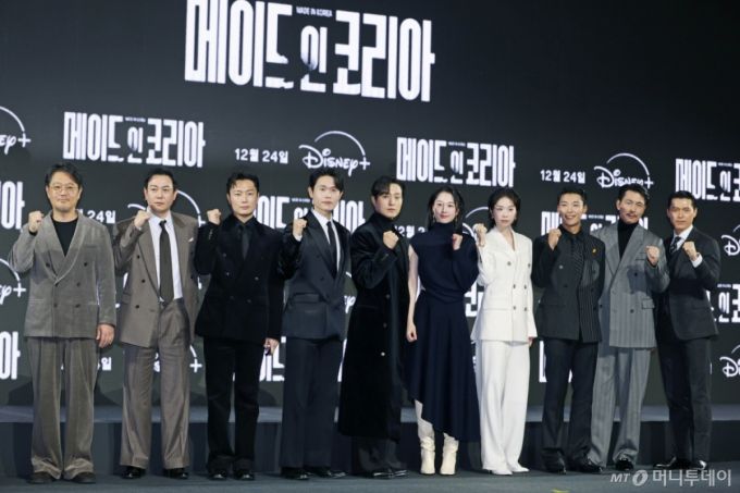 우민호 감독, 배우 박용우, 노재원, 강길우, 정성일, 원지안, 서은수, 우도환, 정우성, 현빈이 15일 오전 서울 강남구 그랜드 인터컨티넨탈 서울 파르나스 호텔에서 진행된 디즈니+ 오리지널 시리즈 '메이드 인 코리아' 제작발표회에 참석해 포즈를 취하고 있다.  부와 권력에 대한 야망을 지닌 남자와 그를 막기 위해 모든 것을 내던진 검사, 시대의 소용돌이 속 펼쳐지는 이야기 '메이드 인 코리아'. /2025.12.15 /사진=이동훈 photoguy@