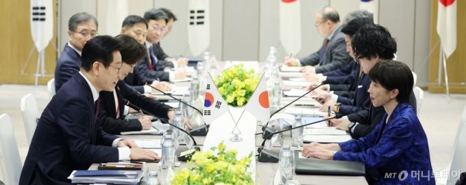 [나라=뉴시스] 고범준 기자 = 이재명 대통령과 다카이치 사나에 일본 총리가 13일(현지 시간) 나라현 회담장에서 한일 확대 정상회담을 하고 있다. 2026.01.13. bjko@mewsis.com /사진=