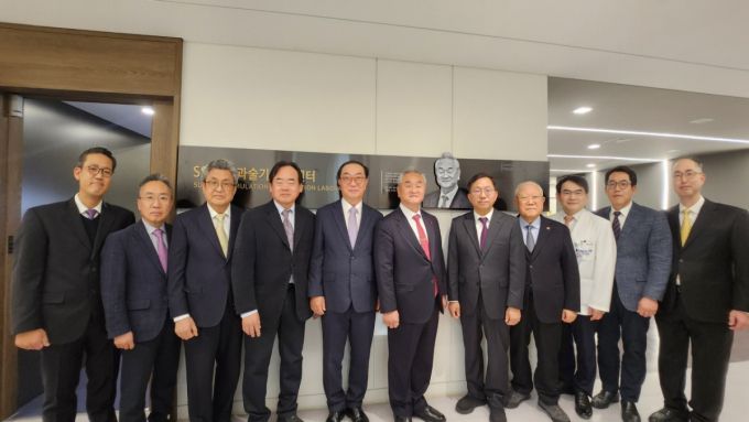 서울대병원 외과 술기교육센터 개소식에서 참석자들이 기념촬영을 하고 있다. 이영술 후원인(왼쪽 6번째), 장진영 외과 과장(왼쪽 7번째). /사진=서울대병원