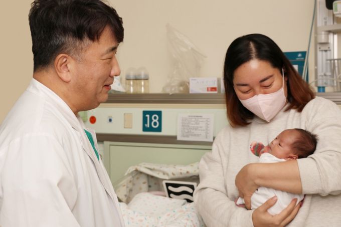 정의석 서울아산병원 신생아과 교수가 지난 2일 수술 후 신생아 중환자실에서 집중치료를 받고 있는 이준이를 진찰하고 있는 모습. /사진제공=서울아산병원