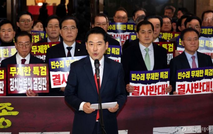 [서울=뉴시스] 조성봉 기자 = 장동혁 국민의힘 대표가 15일 오후 서울 여의도 국회에서 열린 '민생실종, 특검폭주 중단 촉구 민주당 규탄대회'에서 발언을 하고 있다. 장 대표는 "민주당의 공천 뇌물·통일교 게이트 특검 수용을 촉구하는 단식농성에 돌입한다"고 밝혔다. 2026.01.15.  /사진=조성봉