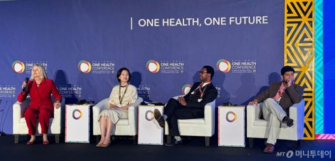 World Bank 컨퍼런스에 참석한 방혜선 농진청 농업생물부장(사진 왼쪽 2번째)이 각국 관계자들과 함께 토론하고 있다. /사진=농촌진흥청