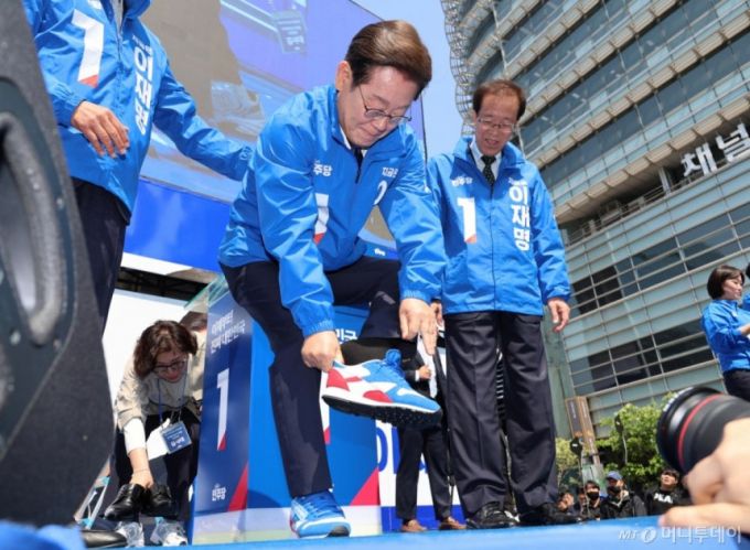 지난해 5월 당시 이재명 더불어민주당 대선후보가 제21대 대통령선거 공식 선거운동을 시작한 중앙선거대책위원회 출정식에서 운동화를 신고 있다./사진=뉴시스(공동취재)