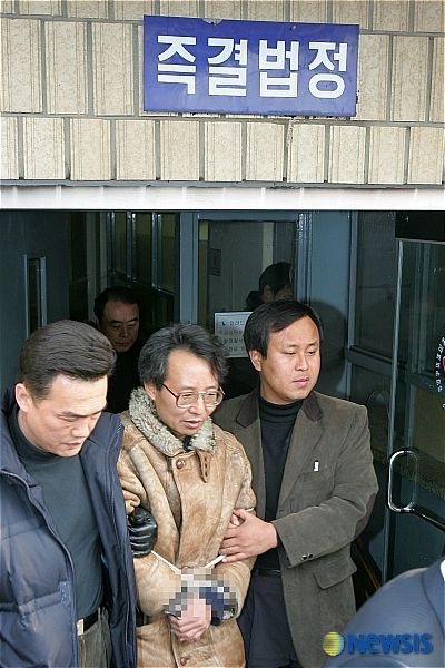 2007년 1월 15일 김명호 전 성균관대학교 수학과 교수가 당시 서울고법 민사2부 박홍우 부장판사에게 이른바 '석궁 테러'를 가하는 일이 벌어졌다./사진=뉴시스