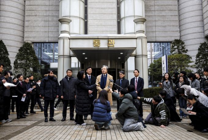 정기석 국민건강보험공단 이사장이 15일 서울 서초구 서울고등법원에서 열린 국민건강보험공단의 KT&G, 한국필립모리스, BAT코리아를 상대로 낸 손해배상청구 소송 항소심 선고기일을 마친 뒤 나와 입장을 밝히고 있다. /사진= 뉴시스