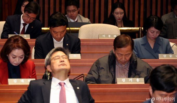 [서울=뉴시스] 김금보 기자 = 국민의힘 의원들이 15일 서울 여의도 국회에서 열린 의원총회에서 눈을 감고 있다. 2026.01.15. kgb@newsis.com /사진=김금보