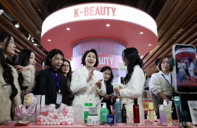 (상하이(중국)=뉴스1) 허경 기자 = 김혜경 여사가 7일 중국 상하이 푸싱아트센터에서 열린 K-뷰티행사에서 인플루언서와 K뷰티에 대해 인터뷰를 하고 있다. 2026.1.7/뉴스1  Copyright (C) 뉴스1. All rights reserved. 무단 전재 및 재배포,  AI학습 이용 금지. /사진=(상하이(중국)=뉴스1) 허경 기자