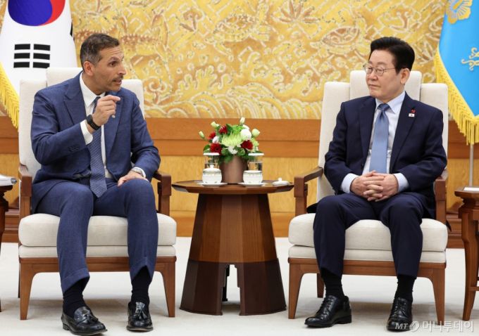 [서울=뉴시스] 고범준 기자 = 이재명 대통령이 15일 청와대 본관에서 아랍에미리트(UAE)의 칼둔 칼리파 알 무바라크 아부다비행정청장 접견을 하고 있다. (청와대통신사진기자단) 2026.01.15. bjko@newsis.com /사진=