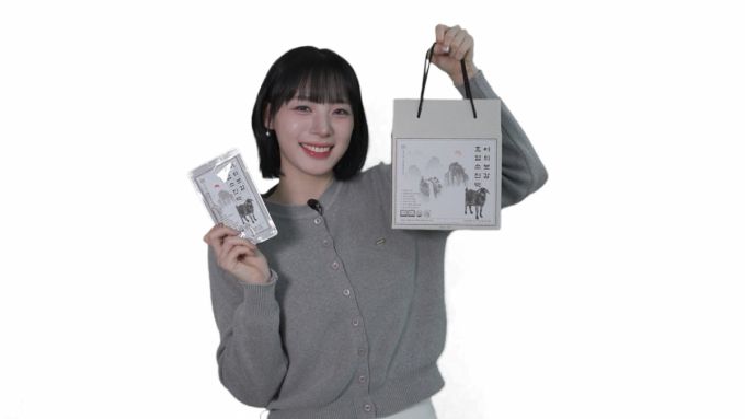 치어리더 하지원이 어의보감 흑염소진액을 들고 포즈를 취하고 있다./사진제공=어의보감