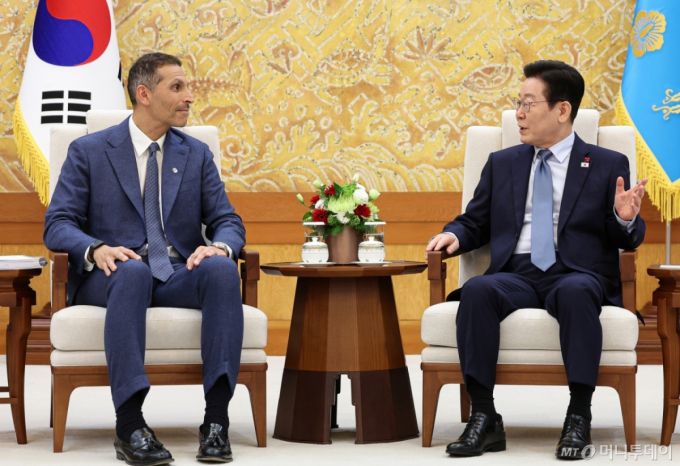 [서울=뉴시스] 고범준 기자 = 이재명 대통령이 15일 청와대 본관에서 아랍에미리트(UAE)의 칼둔 칼리파 알 무바라크 아부다비행정청장 접견에 앞서 기념촬영을 하고 있다. (청와대통신사진기자단) 2026.01.15. bjko@newsis.com /사진=