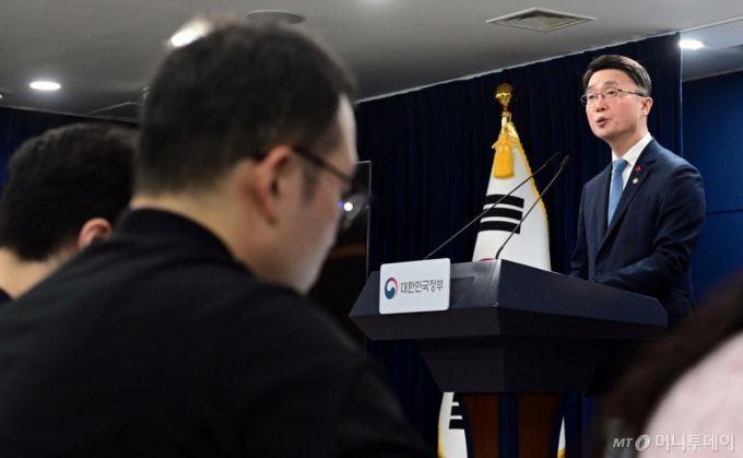 류제명 과학기술정보통신부 2차관이 15일 서울 종로구 정부서울청사에서 독자 AI 파운데이션 모델 프로젝트 1차 단계 평가 결과를 브리핑하고 있다. (공동취재)  2026.1.15/뉴스1