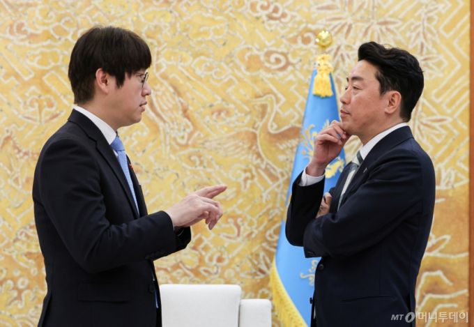 [서울=뉴시스] 고범준 기자 = 강훈식 비서실장과 하정우 AI미래기획수석이 15일 청와대 본관에서 열린 이재명 대통령과 아랍에미리트(UAE)의 칼둔 칼리파 알 무바라크 아부다비행정청장 접견에 앞서 대화를 나누고 있다. (청와대통신사진기자단) 2026.01.15. bjko@newsis.com /사진=