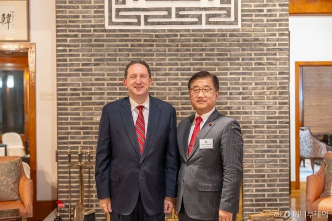 (서울=뉴스1) 이재명 기자 = 박관천 대통령경호처 정책관(오른쪽)과 제임스 R. 헬러 주한미국대사관 대사대리가 지난 12일 미국대사관저에서 열린 대통령경호처 초청 리셉션에서 기념촬영을 하고 있다. (대통령경호처 제공. 재판매 및 DB 금지) 2026.1.15/뉴스1  Copyright (C) 뉴스1. All rights reserved. 무단 전재 및 재배포,  AI학습 이용 금지. /사진=(서울=뉴스1) 이재명 기자