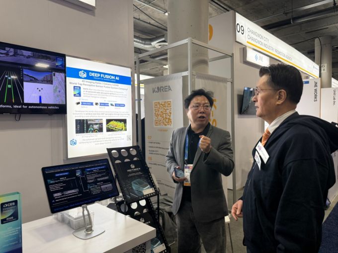 유종필 창업진흥원장(오른쪽)이 CES2026 K-스타트업 통합관 부스를 찾아 기업 관계자로부터 설명을 듣고 있다./사진제공=창업진흥원