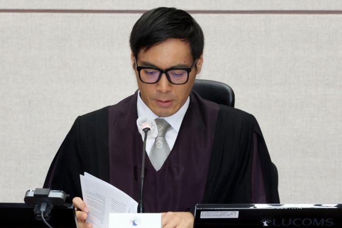 윤석열 전 대통령의 특수공무집행방해, 직권남용 권리행사방해 등 혐의 사건 첫 공판이 열린 26일 서울 서초구 서울중앙지법에서 백대현 부장판사가 자료를 살펴보고 있다. /사진=뉴시스