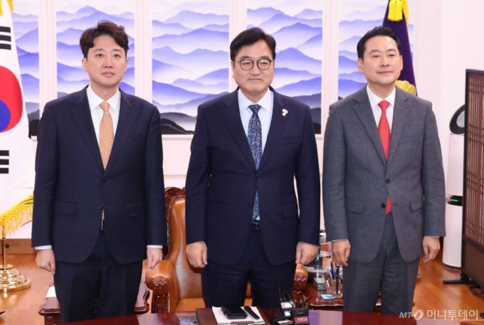 [서울=뉴시스] 조성봉 기자 = 우원식 국회의장이 13일 오후 서울 여의도 국회의장 집무실에서 2차특검법 등 법안처리 관련 항의방문을 온 장동혁 국민의힘 대표, 이준석 개혁신당 대표와 기념촬영을 하고 있다. 2026.01.13. suncho21@newsis.com /사진=조성봉