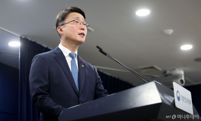 류제명 과학기술정보통신부 2차관이 15일 서울 종로구 정부서울청사에서 독자 AI 파운데이션 모델 프로젝트 1차 단계평가 결과를 브리핑하고 있다.  /사진=뉴스1