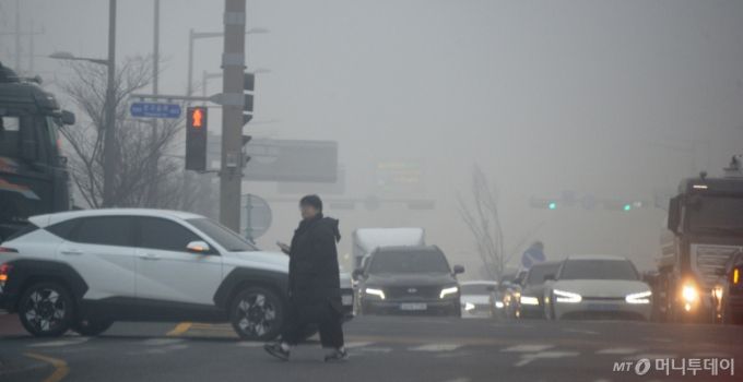 [전주=뉴시스] 김얼 기자 = 전북 지역 곳곳이 초미세먼지와 미세먼지 농도가 나쁨수준이 이어지고 있는 16일 전주시 온고을로에 쌓인 미세먼지로 도심이 뿌옇게 보이고 있다. 2026.01.16. pmkeul@newsis.com /사진=김얼