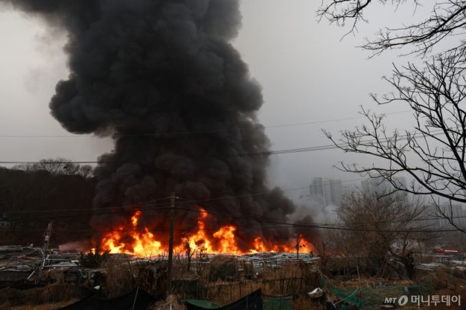 16일  화재가 발생한 서울 개포동 구룡마을에 불길이 보이고 있다. /사진=뉴시스