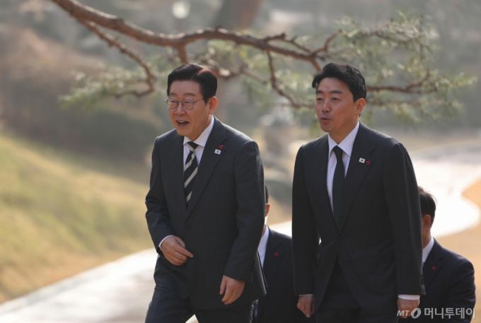 [서울=뉴시스] 고범준 기자 = 이재명 대통령과 강훈식 비서실장이 16일 청와대 상춘재에서 열린 정당 지도부 초청 오찬에 참석하고 있다. 2026.01.16. bjko@newsis.com /사진=류현주