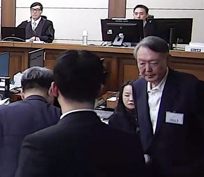 윤석열 전 대통령이 16일 오후 서울 서초구 중앙지방법원에서 체포 방해와 국무위원 심의권 침해 등 혐의 1심 징역 5년을 선고받은 뒤 퇴장하고 있다. /사진=뉴스1