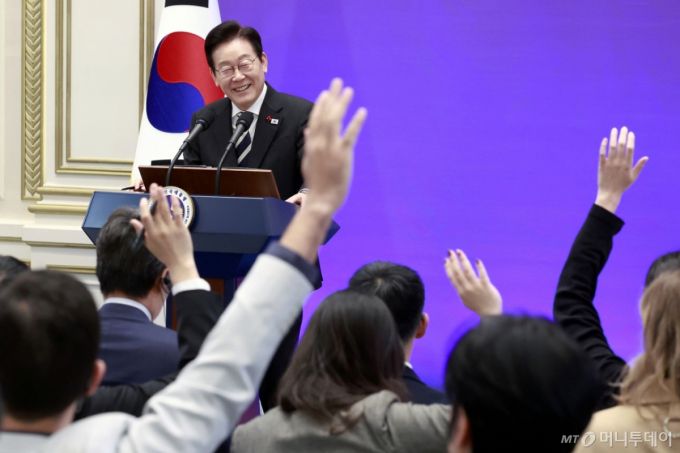 [서울=뉴시스] 최동준 기자 = 이재명 대통령이 3일 청와대 영빈관에서 열린  '새롭게 선 민주주의, 그 1년' 외신 기자회견에서 질문을 받고 있다. 2025.12.03. photocdj@newsis.com /사진=최동준