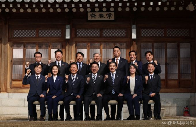 (서울=뉴스1) 허경 기자 = 이재명 대통령이 16일 청와대 상춘재에서 열린 정당 지도부 초청 오찬에서 여야 지도부들과 기념촬영을 하고 있다. (청와대통신사진기자단)  2026.1.16/뉴스1  Copyright (C) 뉴스1. All rights reserved. 무단 전재 및 재배포,  AI학습 이용 금지. /사진=(서울=뉴스1) 허경 기자