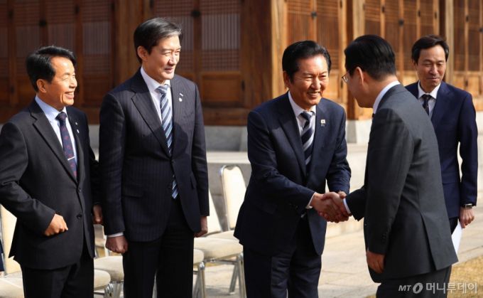 [서울=뉴시스] 고범준 기자 = 이재명 대통령이 16일 청와대 상춘재에서 열린 정당 지도부 초청 오찬에서 정청래 더불어민주당 대표와 인사하고 있다. 2026.01.16. bjko@newsis.com /사진=류현주