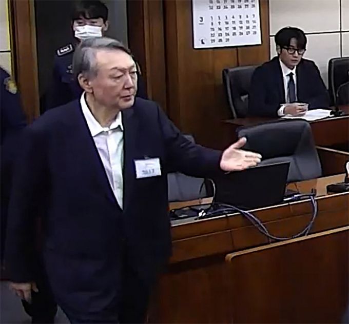 윤석열 전 대통령이 16일 오후 서울 서초구 중앙지방법원에서 체포 방해와 국무위원 심의권 침해 등 혐의 1심 선고 공판에 출석하고 있다. 윤 전 대통령은 이날 징역 5년을 선고받았다. /사진=중앙지법(뉴스1)