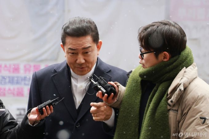 [서울=뉴시스] 고승민 기자 = 김병기 더불어민주당 의원이 12일 서울 여의도 당사에서 열린 윤리심판원 회의에 출석하고 있다. 2026.01.12.  /사진=고승민