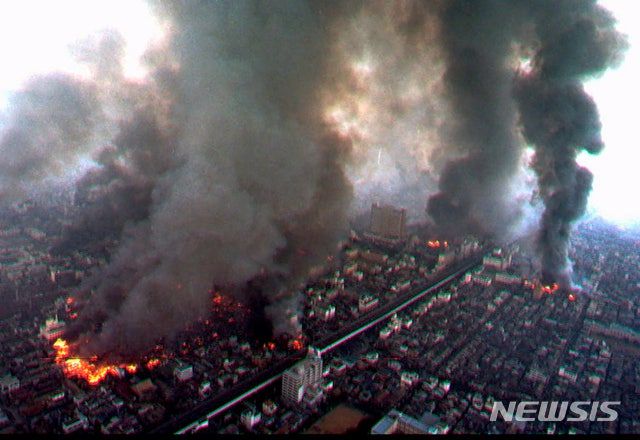 1995년 1월 17일 지진으로 일본 효고현 고베 곳곳에서 불이 나 연기가 치솟는 모습./고베=AP/뉴시스