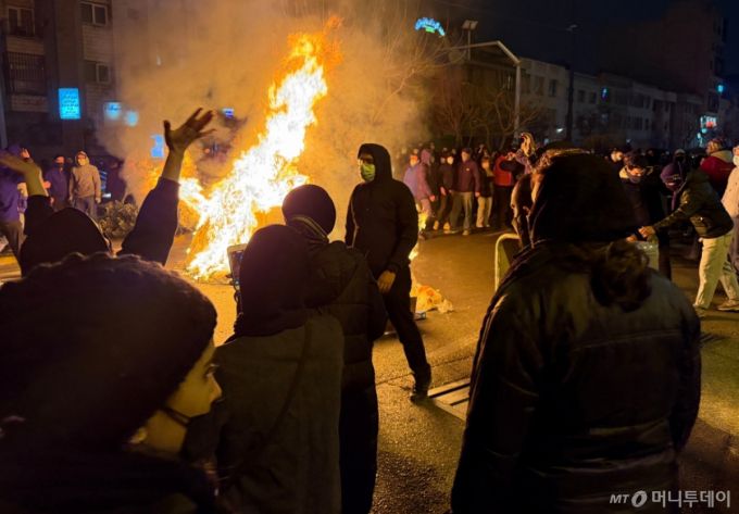 [테헤란=AP/뉴시스] AP통신이 입수한 사진에 지난 9일(현지 시간) 이란 테헤란에서 주민들이 도로를 점거하고 반정부 시위를 벌이고 있다. 2026.01.14. /사진=민경찬