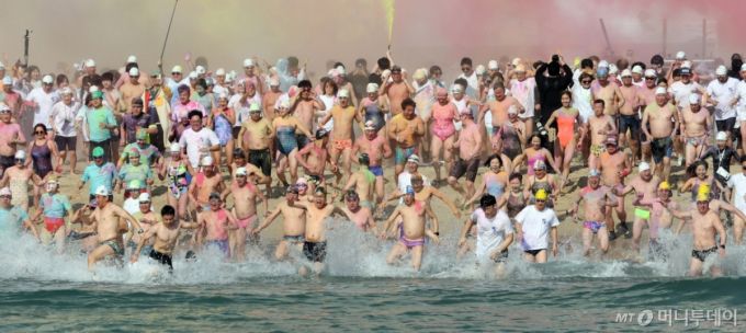 '제39회 해운대 북극곰축제'가 열린 18일 부산 해운대구 해운대해수욕장에서 시민과 관광객 등 인간 북극곰들이 일제히 차가운 겨울바다에 뛰어들고 있다. 기사 내용과는 무관하다. /사진=뉴시스