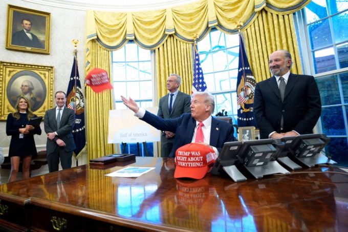 트럼프 대통령이 지난해 2월25일(현지시간) 백악관 집무실에서 철강·알루미늄에 이어 구리도 관세전쟁에 포함하는 방안을 검토하기 위해 행정명령에 서명한 뒤 '트럼프는 모든 것이 옳았다'고 적힌 모자를 던지는 모습./사진=로이터