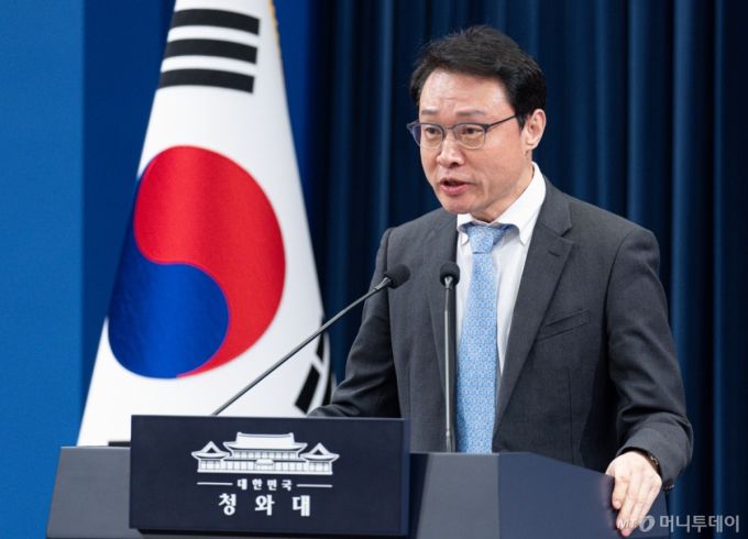 (서울=뉴스1) = 이규연 홍보소통수석이 18일 청와대 춘추관에서 정무수석 인사 발표를 하고 있다.  청와대는 이날 브리핑을 통해 정무수석비서관으로 홍익표 전 더불어민주당 원내대표를 발탁했다고 밝혔다.  이재명 정부 초대 정무수석인 우상호 정무수석은 강원도지사 출마를 위해 사퇴한 것으로 알려졌다. 2026.1.18/뉴스1  Copyright (C) 뉴스1. All rights reserved. 무단 전재 및 재배포,  AI학습 이용 금지. /사진=(서울=뉴스1)