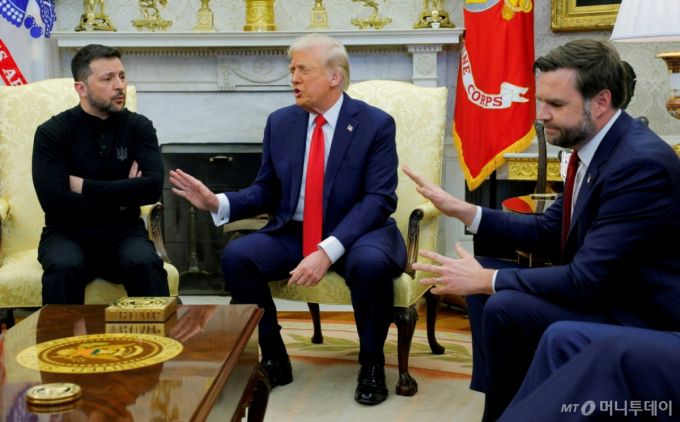 (워싱턴 로이터=뉴스1) 강민경 기자 = 볼로디미르 젤렌스키 우크라이나 대통령(왼쪽)이 2025년 2월 28일(현지시간) 백악관 대통령 집무실에서 도널드 트럼프 미국 대통령(가운데) 및 JD 밴스 부통령과 언쟁을 벌이고 있다. 2025.2.28  ⓒ 로이터=뉴스1  Copyright (C) 뉴스1. All rights reserved. 무단 전재 및 재배포,  AI학습 이용 금지. /사진=(워싱턴 로이터=뉴스1) 강민경 기자