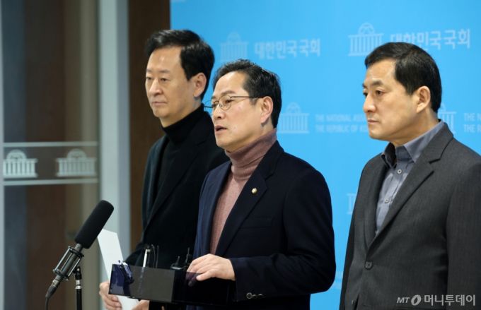 (서울=뉴스1) 이승배 기자 = 박수영 국민의힘 의원을 비롯한 재정경제기획위원들이 18일 서울 여의도 국회 소통관에서 이혜훈 기획예산처 장관 후보자 인사청문회 거부 입장을 밝히고 있다. 2026.1.18/뉴스1  Copyright (C) 뉴스1. All rights reserved. 무단 전재 및 재배포,  AI학습 이용 금지. /사진=(서울=뉴스1) 이승배 기자