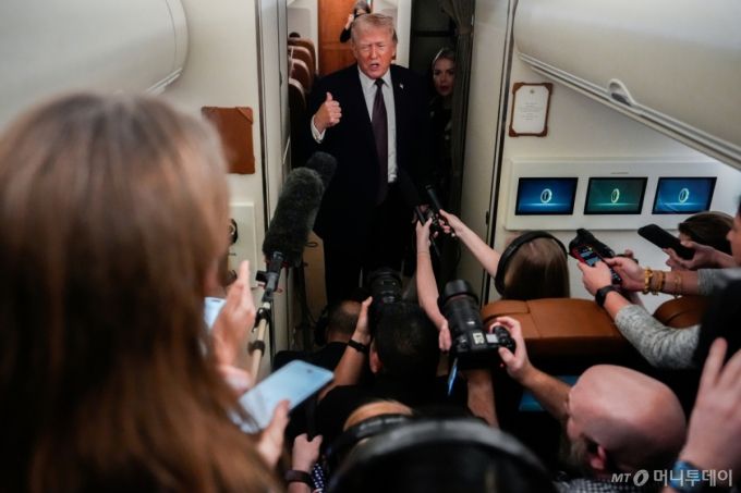 [미 대통령 전용기 에어포스원=AP/뉴시스]도널드 트럼프 미 대통령이 11일(현지시각) 미 메릴랜드주 앤드루스 기지로 향하는 에어포스원에서 기자들과 이야기하고 있다. 그는 미국은 "어떤 식으로든" 덴마크의 자치령 그린란드를 인수할 것이라고 다시 한 번 주장했다. 2026.01.12.