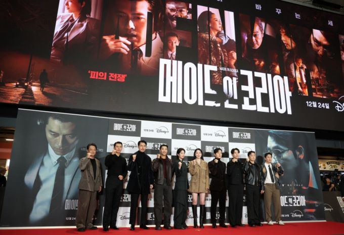 우민호 감독(왼쪽부터)과 배우 현빈, 정우성, 우도환, 서은수, 원지안, 정성일, 강길우, 노재원, 박용우가 15일 서울 강남구 코엑스 메가박스에서 진행된 디즈니+ 오리지널 시리즈 '메이드 인 코리아' VIP 시사회에 참석해 파이팅을 외치고 있다. /사진=뉴스1