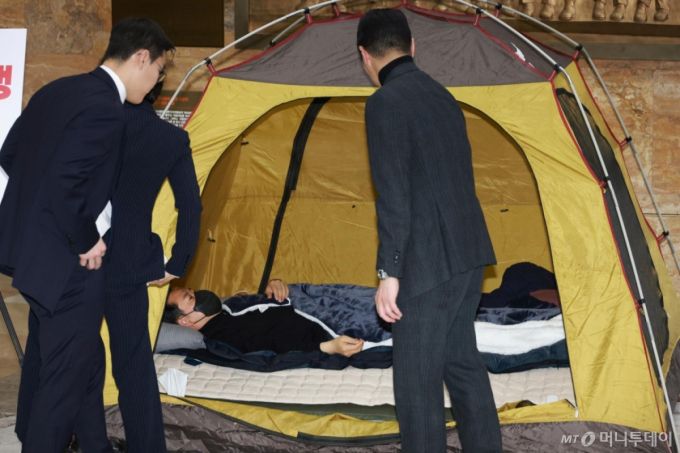 [서울=뉴시스] 고승민 기자 = 닷새째 단식농성 중인 장동혁 국민의힘 대표가 19일 서울 여의도 국회 로텐더홀에서 의료진에게 진찰을 받은 뒤 누워 있다. 2026.01.19. kkssmm99@newsis.com /사진=고승민